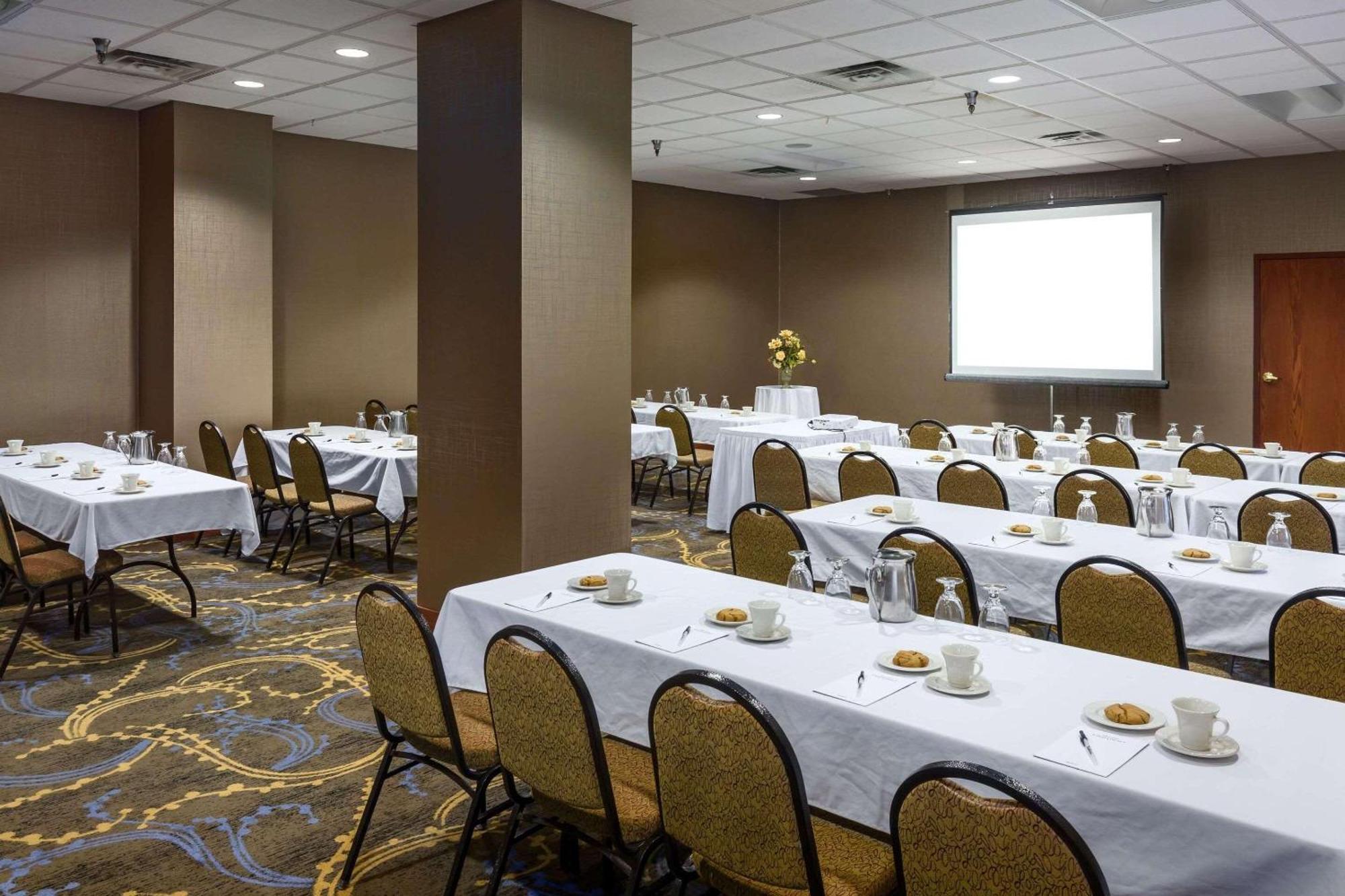 Radisson Hotel Bismarck Ngoại thất bức ảnh