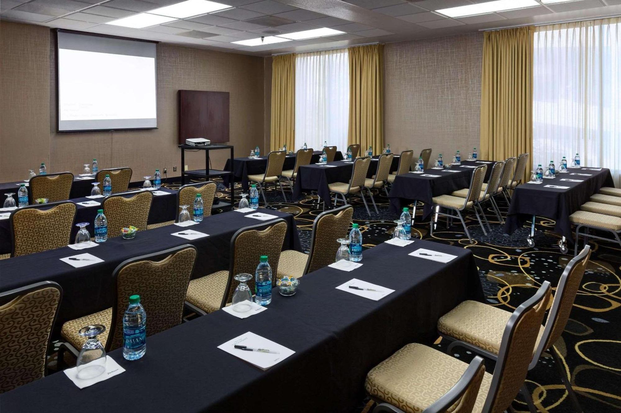 Radisson Hotel Bismarck Ngoại thất bức ảnh