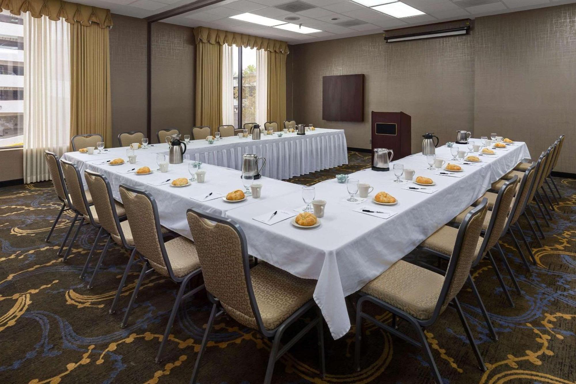 Radisson Hotel Bismarck Ngoại thất bức ảnh