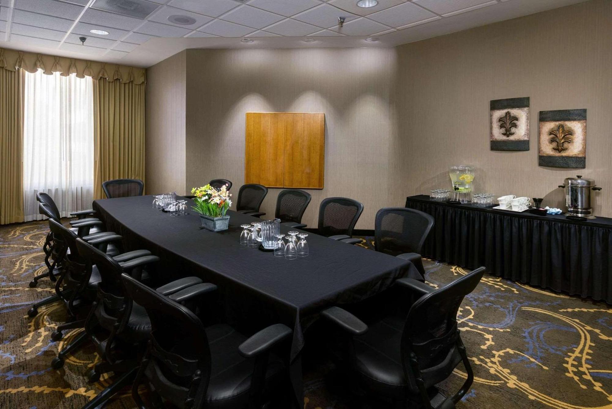 Radisson Hotel Bismarck Ngoại thất bức ảnh