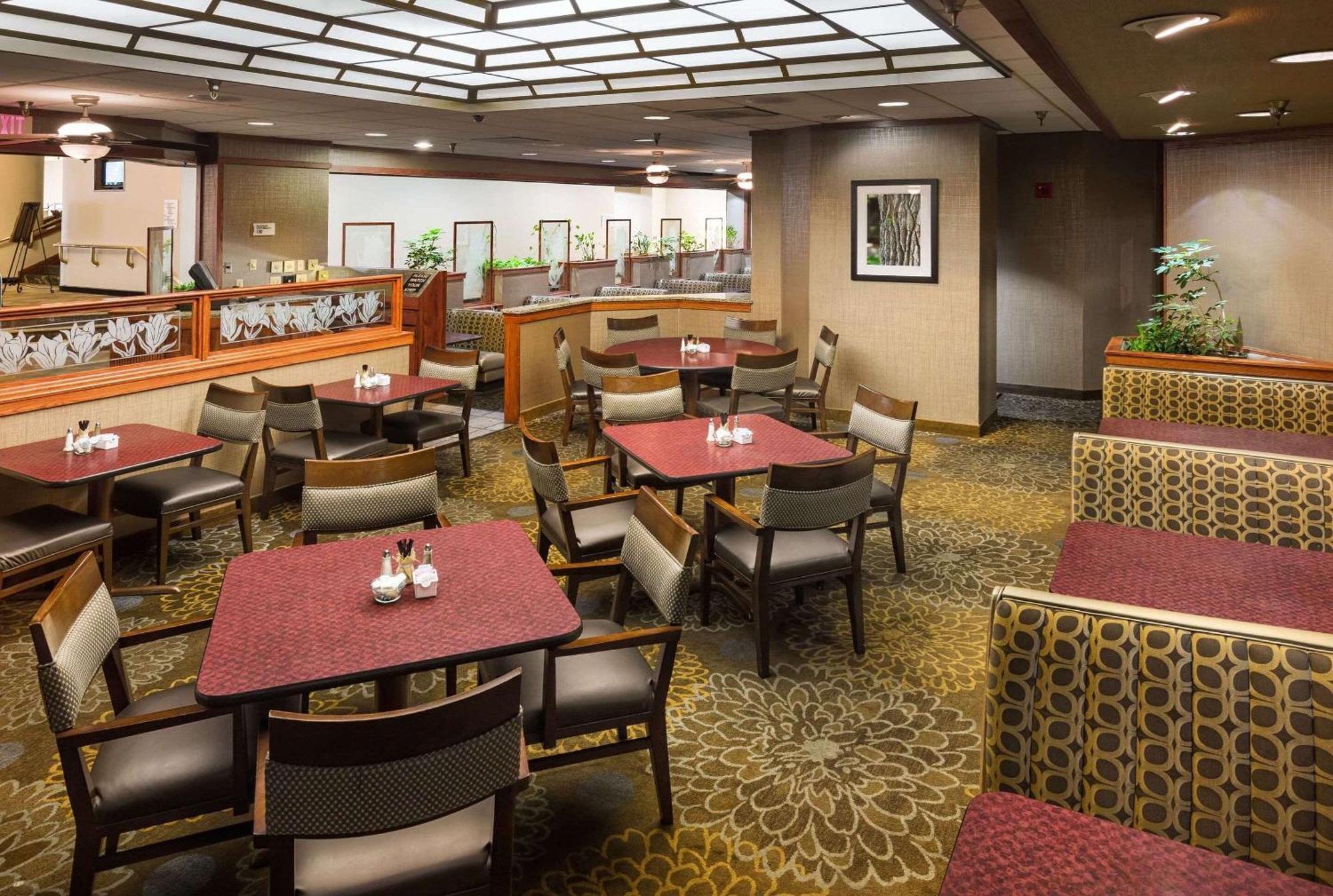 Radisson Hotel Bismarck Ngoại thất bức ảnh
