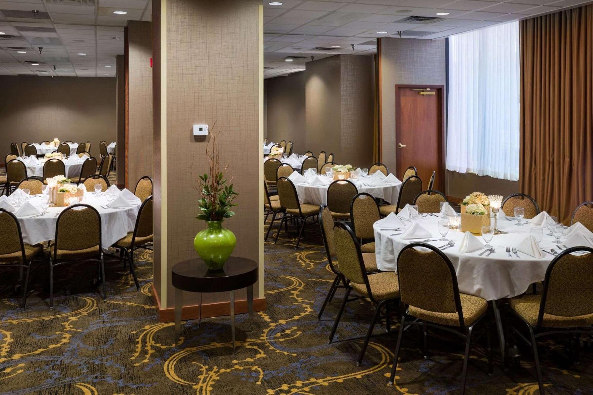 Radisson Hotel Bismarck Ngoại thất bức ảnh
